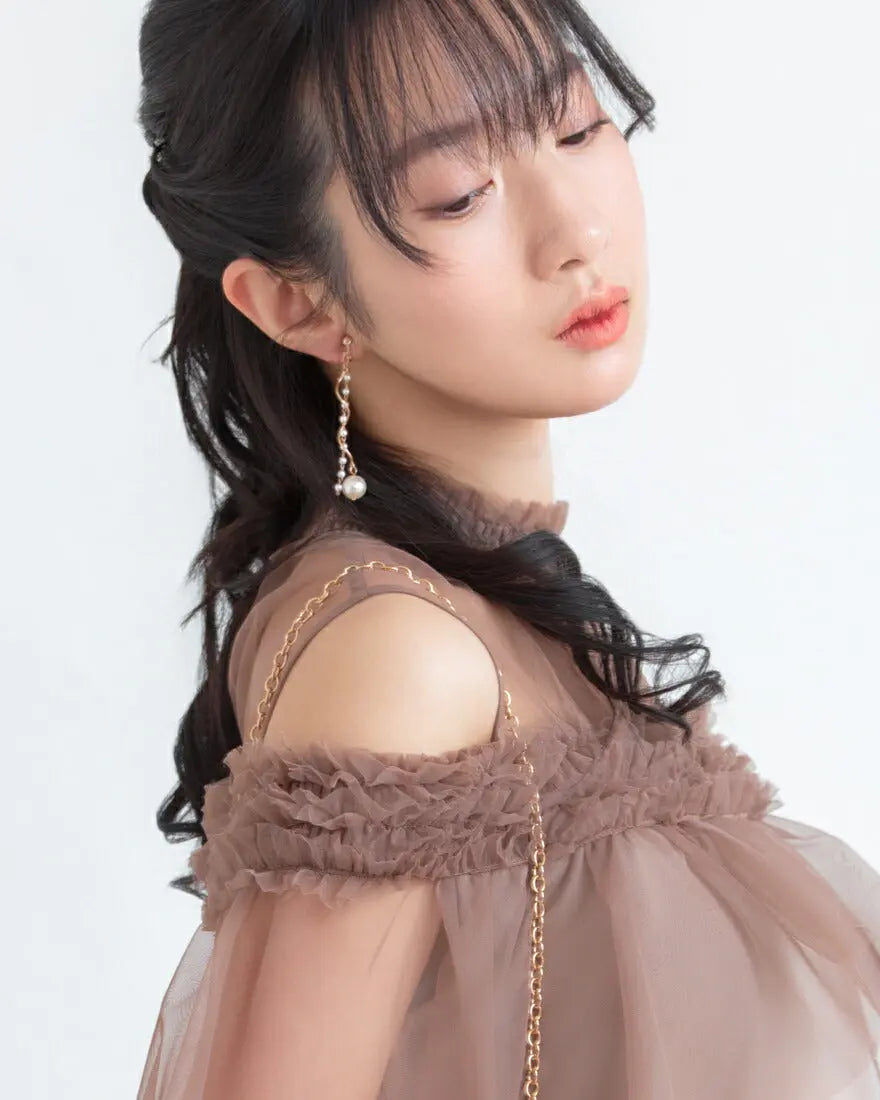 イヤリング 結婚式 お呼ばれ パール アクセサリー 揺れる ぶら下がり レディース パーティー/ウェーブライン/メタルパーツ/ドロップ/ゆらゆら揺れる