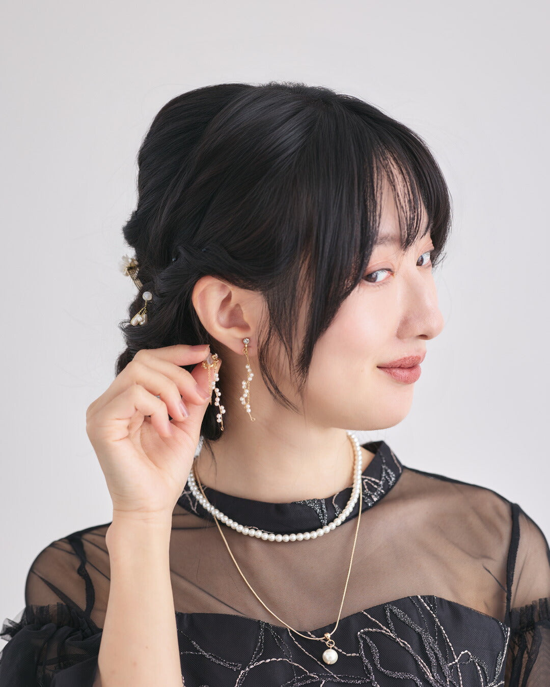 ウェーブラインが顔周りを華奢に見せる、結婚式用パールの揺れるイヤリング着用イメージ ゴールド
