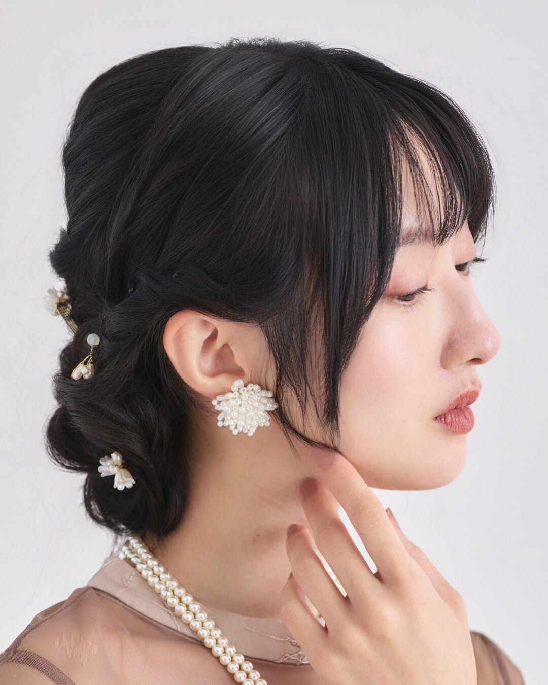 ブルーミングパールイヤリングの着用イメージ。耳元にボリュームと華やぎを与える大ぶりデザイン