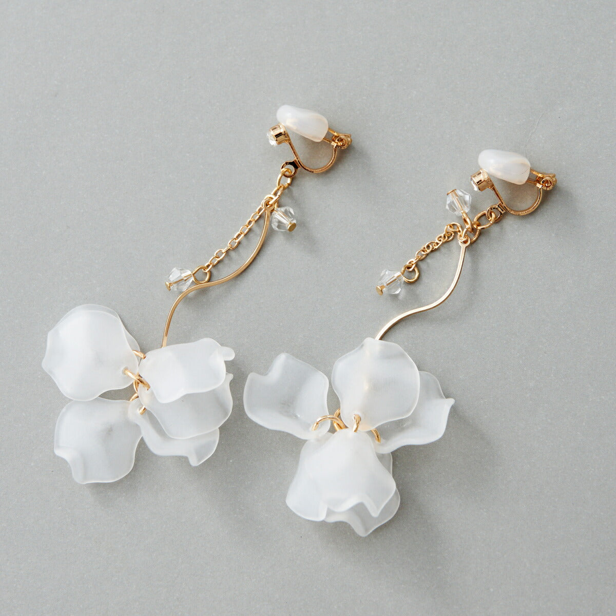 シアーフラワーイヤリングレディースオールシーズン軽量大ぶり上品華やかパール結婚式お呼ばれ二次会普段使いゴールド/シルバー