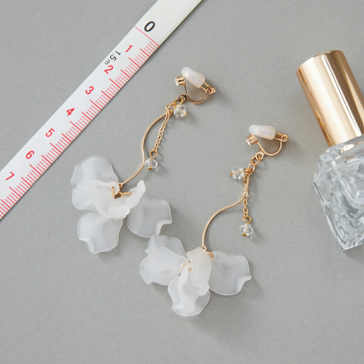 シアーフラワーイヤリング レディース オールシーズン 軽量 大ぶり 上品 華やか パール 結婚式 お呼ばれ 二次会 普段使い ゴールド/シルバー パーティードレス通販TwinkleGirls