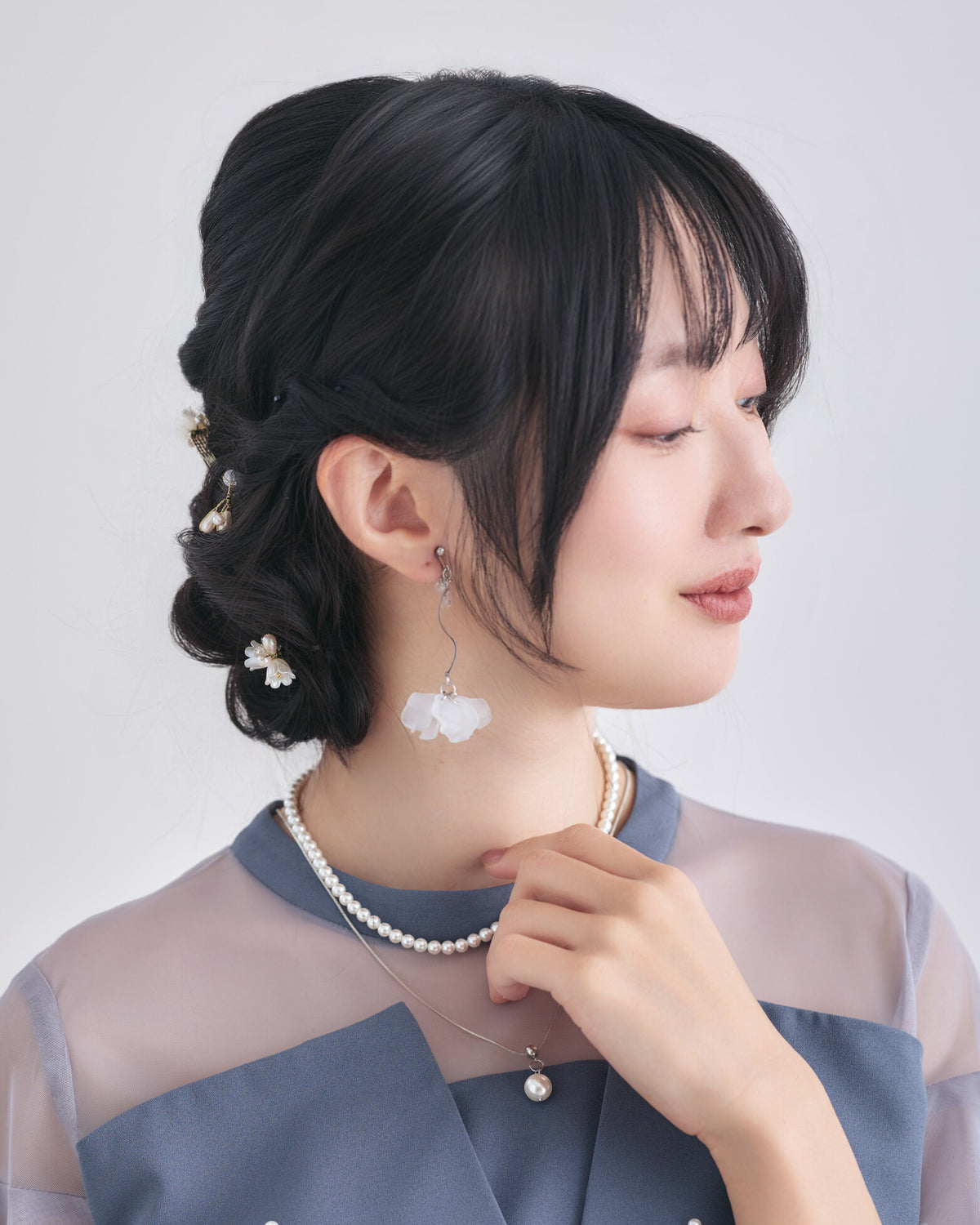 結婚式やお呼ばれに映えるシアーフラワーイヤリングの華やかな着用シーン シルバー