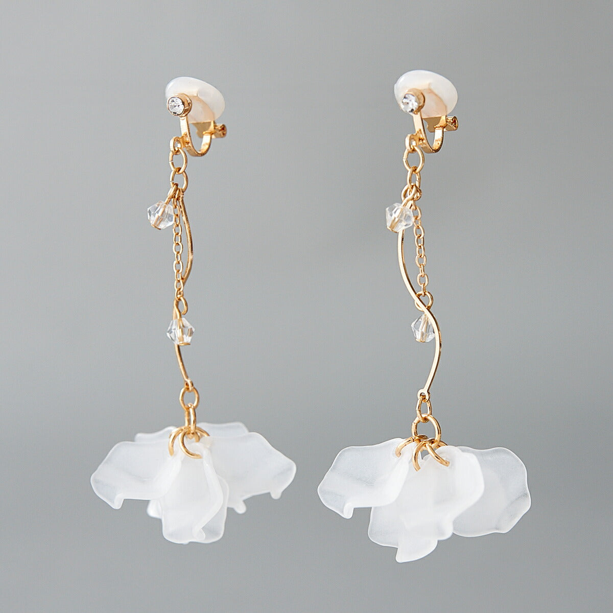 シアーフラワーイヤリングレディースオールシーズン軽量大ぶり上品華やかパール結婚式お呼ばれ二次会普段使いゴールド/シルバー