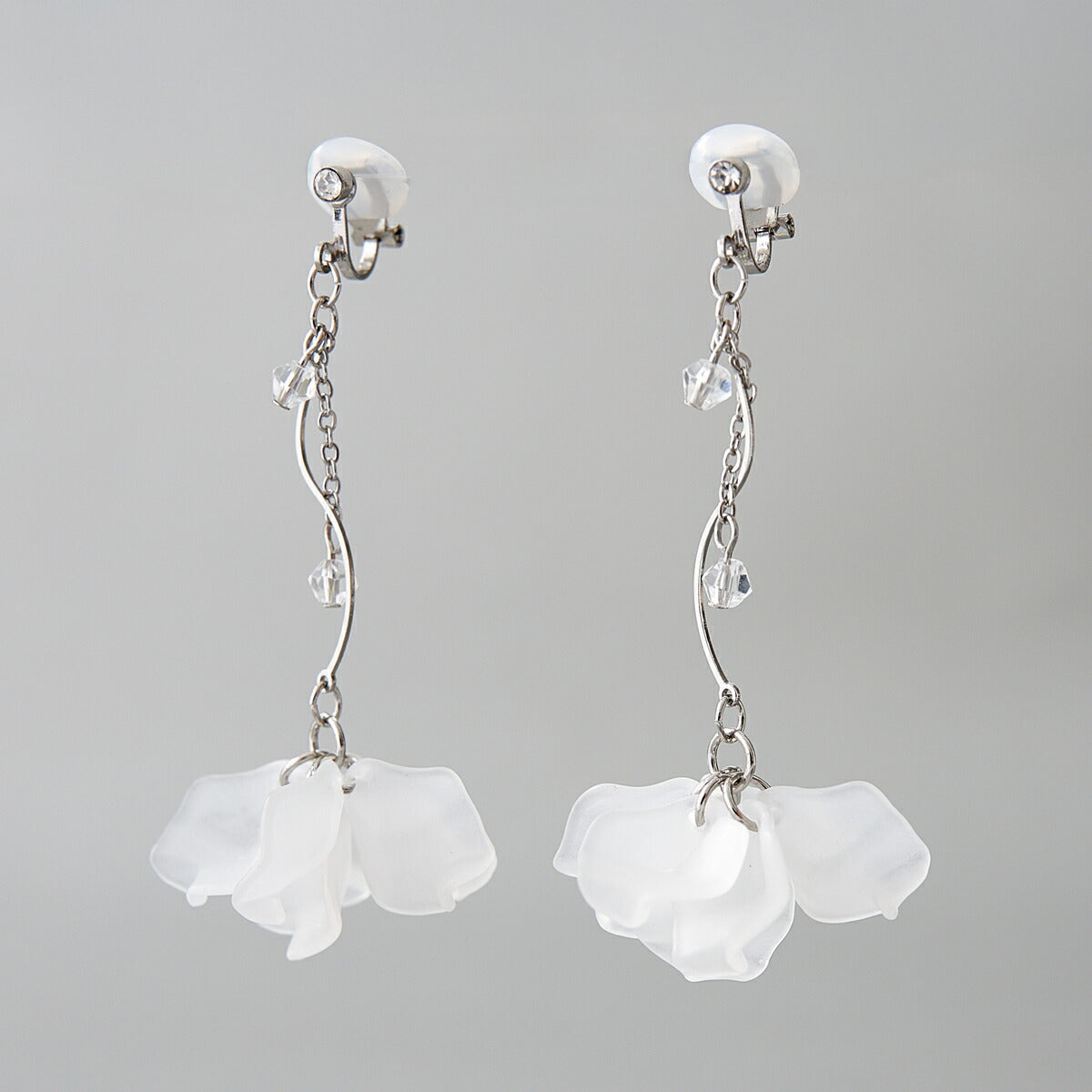 シアーフラワーイヤリングレディースオールシーズン軽量大ぶり上品華やかパール結婚式お呼ばれ二次会普段使いゴールド/シルバー