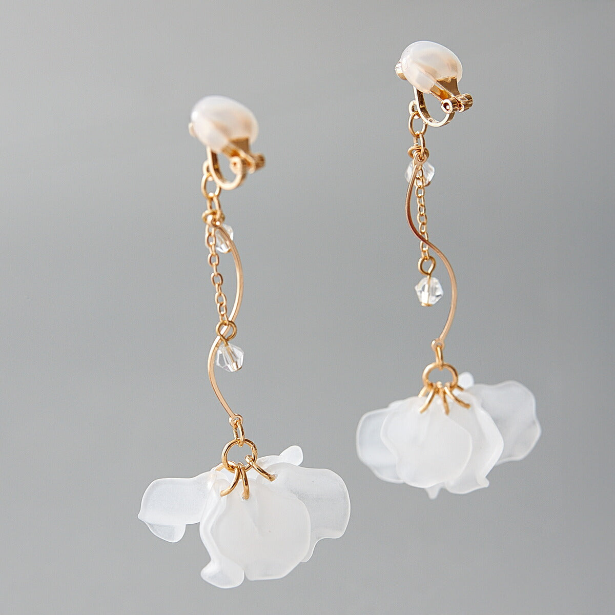 シアーフラワーイヤリングレディースオールシーズン軽量大ぶり上品華やかパール結婚式お呼ばれ二次会普段使いゴールド/シルバー