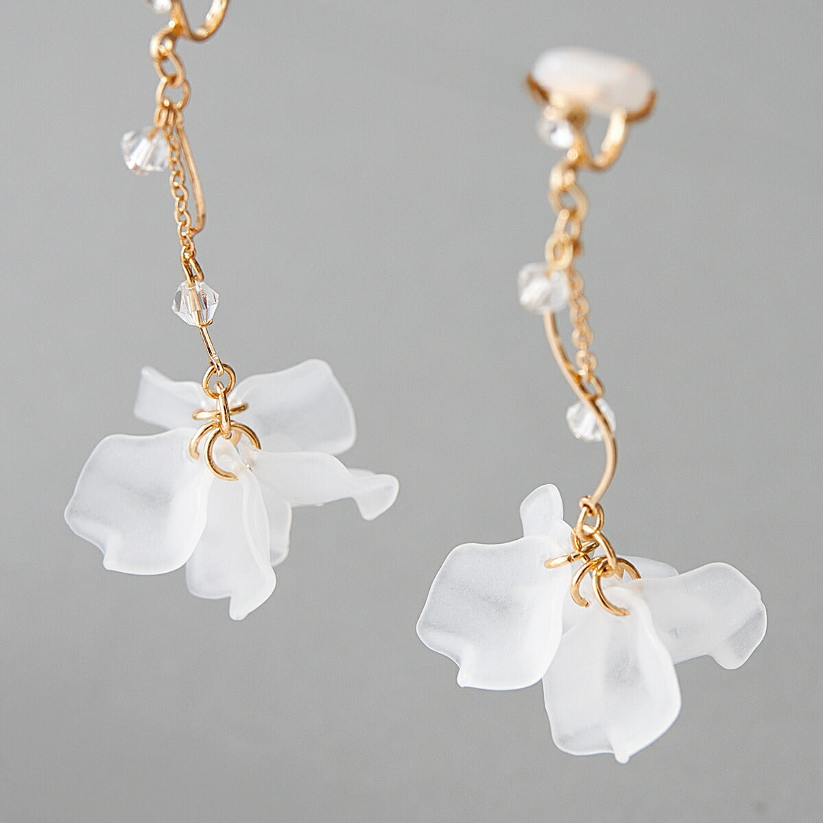 シアーフラワーイヤリングレディースオールシーズン軽量大ぶり上品華やかパール結婚式お呼ばれ二次会普段使いゴールド/シルバー