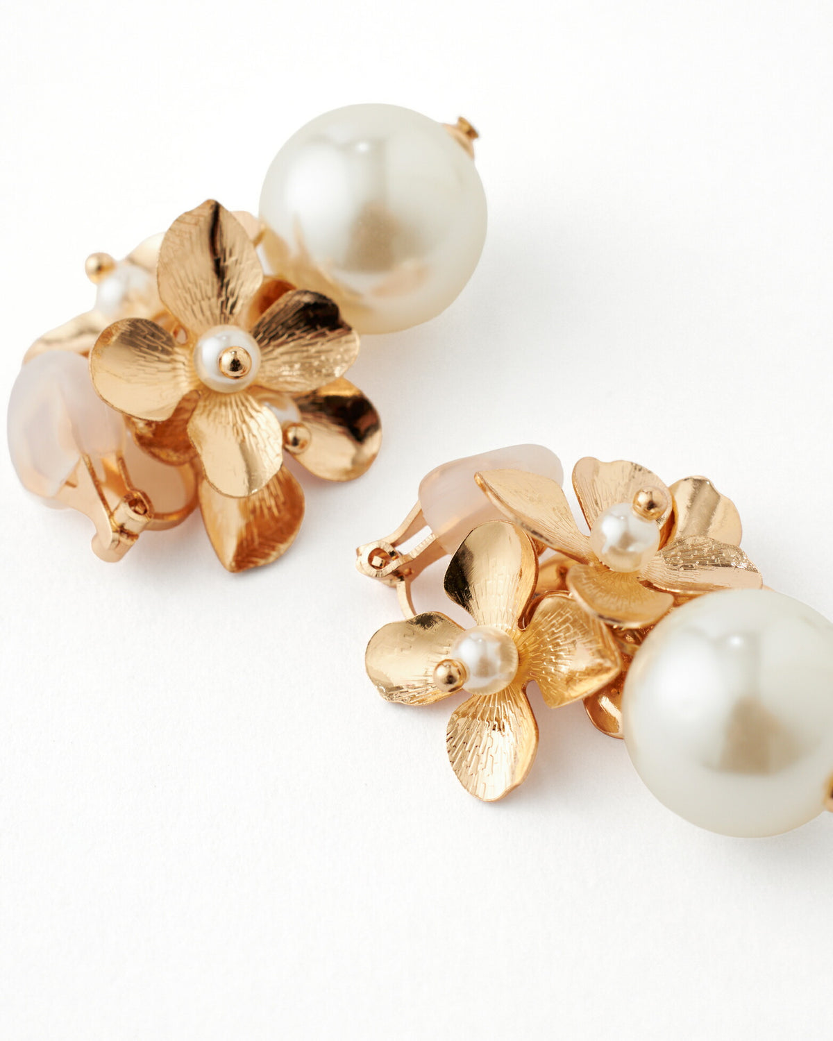 シアーフラワーイヤリングレディースオールシーズン軽量大ぶり上品華やかパール結婚式お呼ばれ二次会普段使いゴールド/シルバー