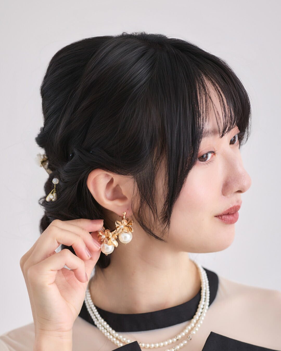 結婚式のお呼ばれシーンに最適な大ぶりフラワーイヤリングの着用イメージ ゴールド