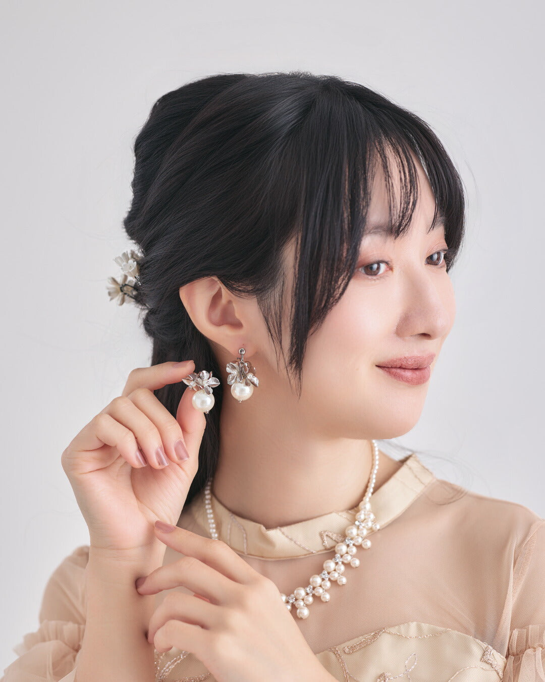 結婚式のお呼ばれシーンに最適な大ぶりフラワーイヤリングの着用イメージ シルバー