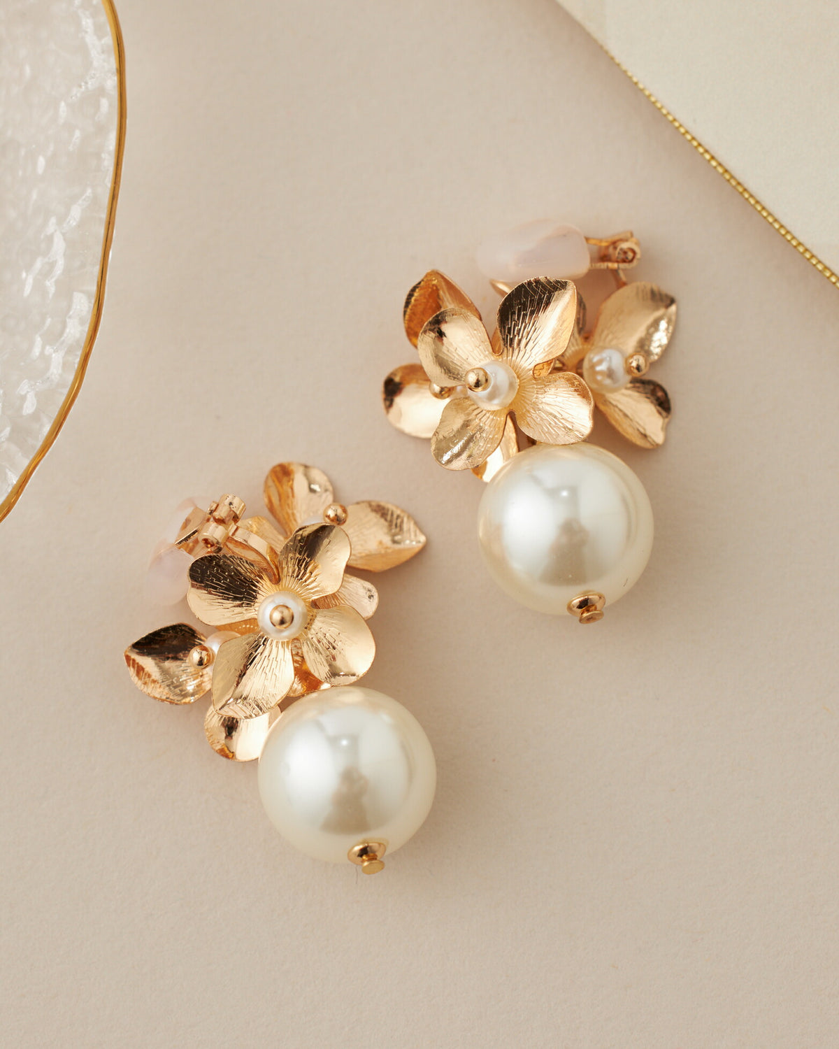 イヤリングピアス結婚式ストーンアクセサリー大ぶり花乳白色透明感ミニマルゲストウェディングビジューパーティーゴールド和装花嫁ボリュームお呼ばれ二次会