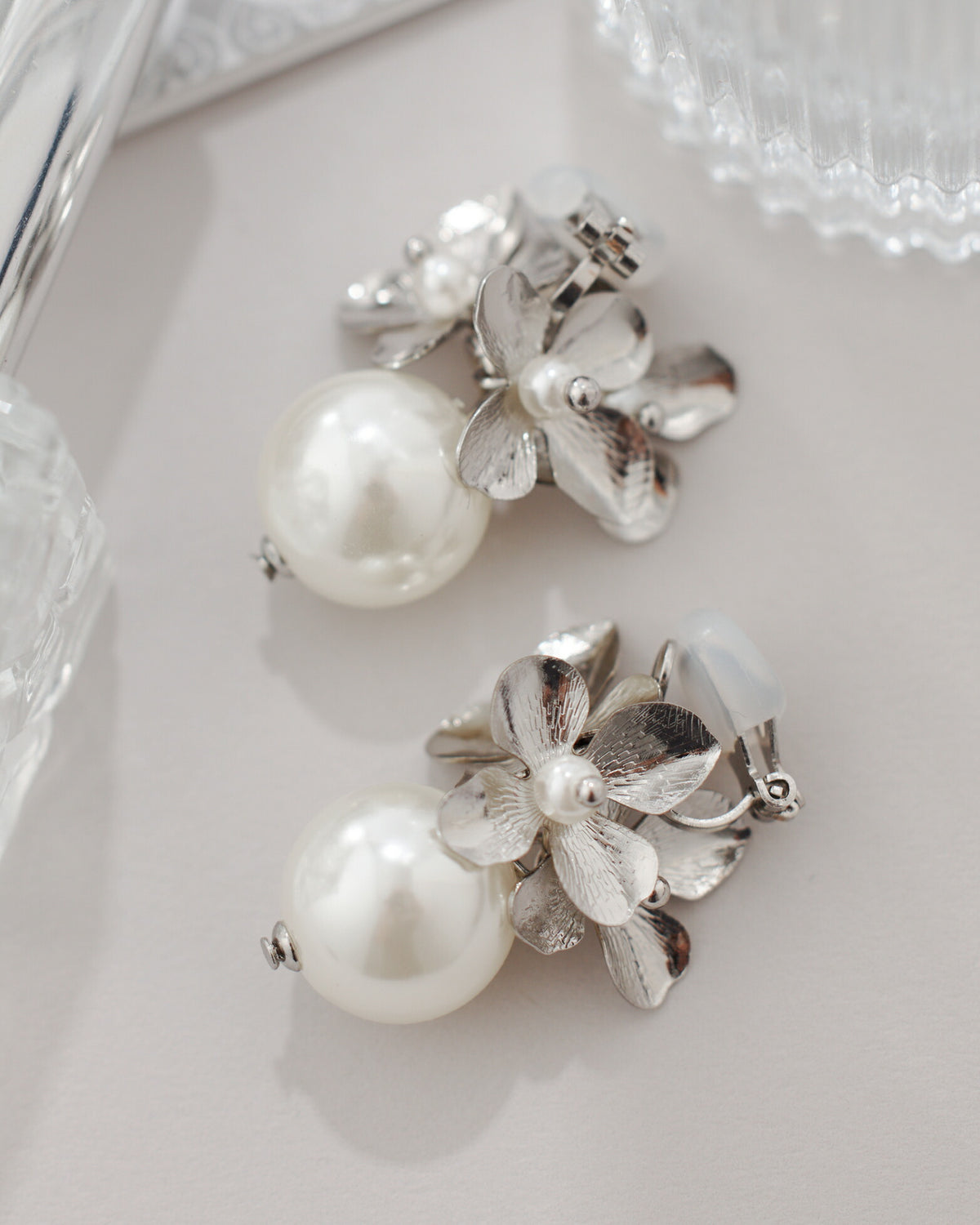 シアーフラワーイヤリングレディースオールシーズン軽量大ぶり上品華やかパール結婚式お呼ばれ二次会普段使いゴールド/シルバー