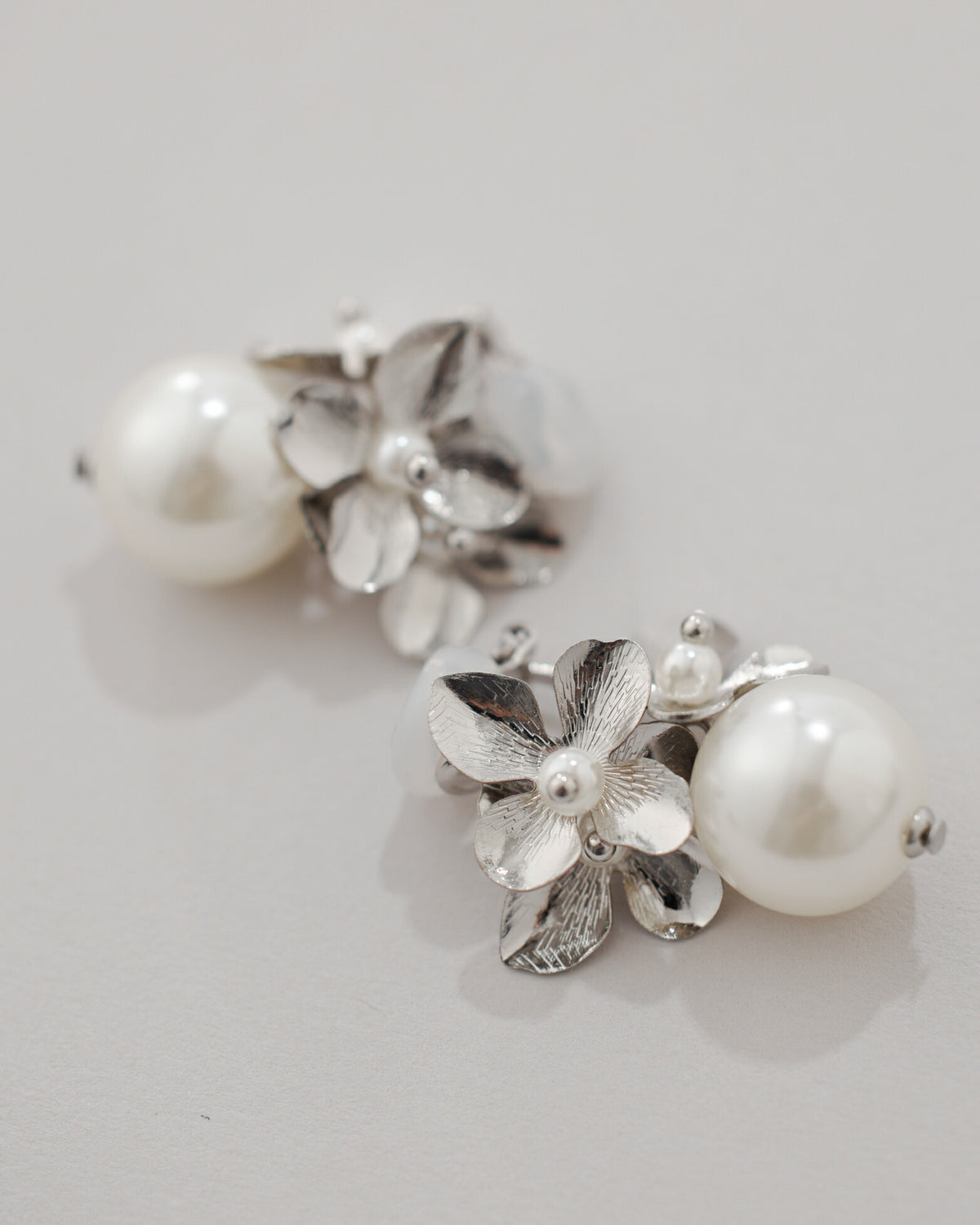 シアーフラワーイヤリングレディースオールシーズン軽量大ぶり上品華やかパール結婚式お呼ばれ二次会普段使いゴールド/シルバー