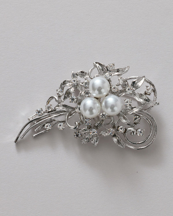 大粒パールとビジューの上品リーフブローチ（シルバー）｜卒業式・入学式や結婚式に。コサージュ代わりになる大人フォーマルアクセサリー