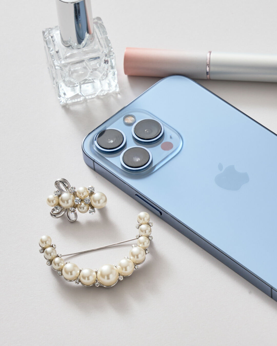 スマートフォンと比較しても存在感のある大小2つのサイズ感