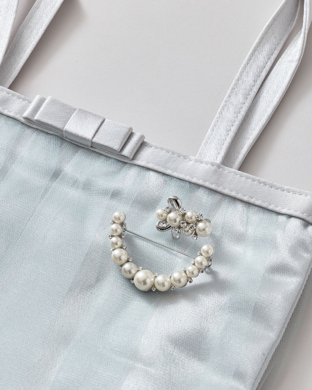 装いを華やかにクラスアップする洗練シルバーパールブローチ 2点セット｜卒業式 入学式 セレモニー ママスーツ コサージュ代わり 上品 高見え アレンジ accessory6048 パーティードレス通販TwinkleGirls