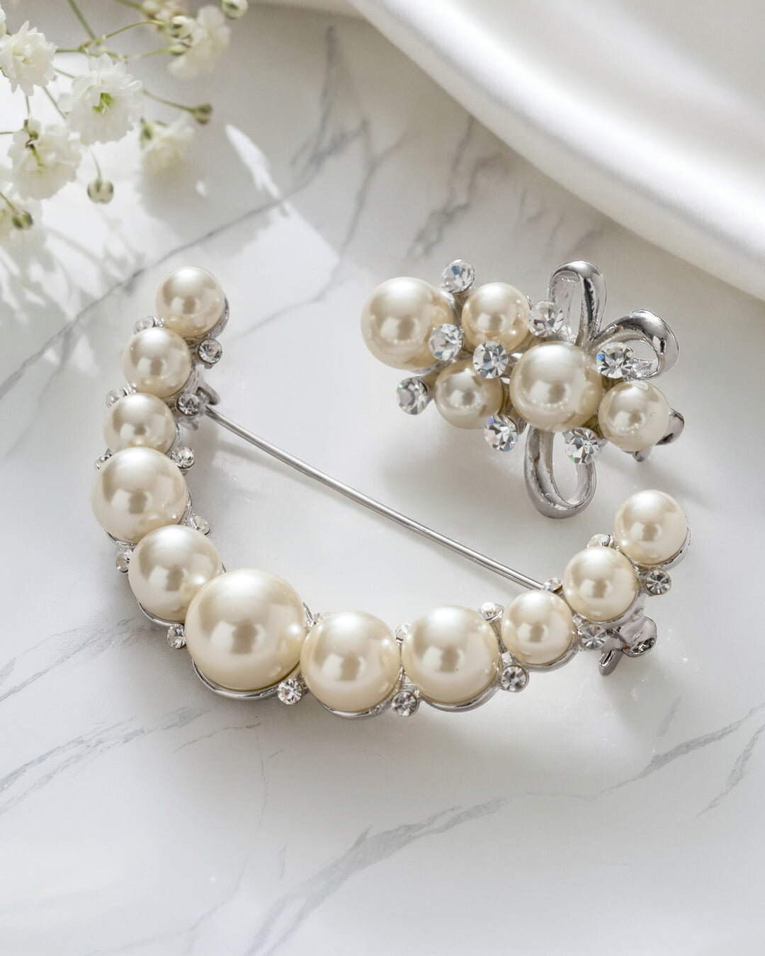 装いを華やかにクラスアップする洗練シルバーパールブローチ 2点セット｜卒業式 入学式 セレモニー ママスーツ コサージュ代わり 上品 高見え アレンジ accessory6048 パーティードレス通販TwinkleGirls