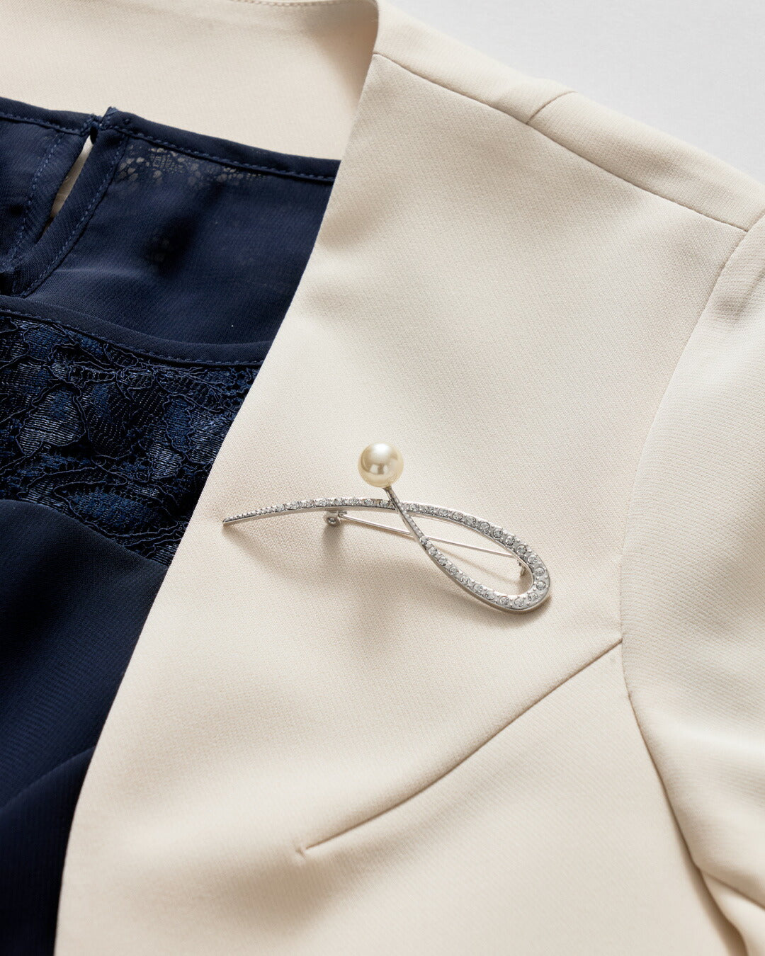 ブローチパールビジューシルバー卒業式入学式卒園式入園式コサージュ代わりフォーマルママスーツセレモニーおしゃれ高見え上品大人リーフ華やか30代40代50代ピン大きめジャケットワンピース結婚式お呼ばれ発表会