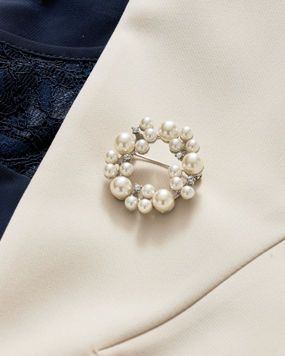 ブローチ 卒業式 入学式 卒園式 入園式 結婚式 お呼ばれ  2点セット パール ラインストーン シルバー コサージュ 代わり フォーマル セレモニー ママスーツ ドレス おしゃれ エレガント 上品 リース サークル 流線型 アレンジ 軽い アクセサリー パーティードレス通販TwinkleGirls