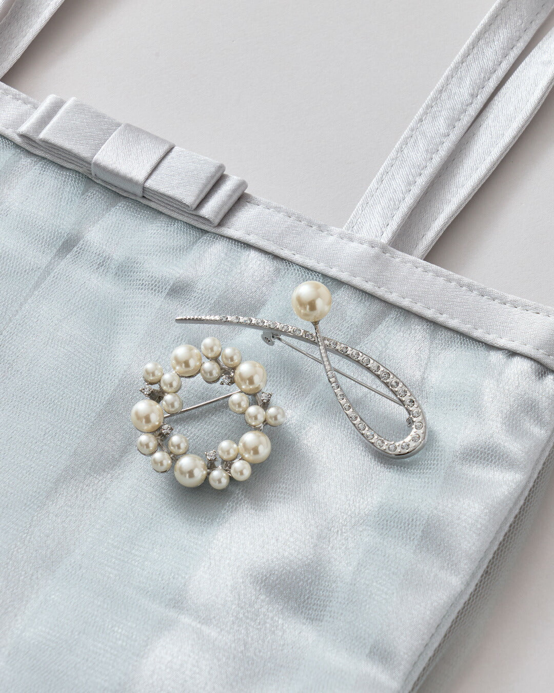 ブローチ 卒業式 入学式 卒園式 入園式 結婚式 お呼ばれ  2点セット パール ラインストーン シルバー コサージュ 代わり フォーマル セレモニー ママスーツ ドレス おしゃれ エレガント 上品 リース サークル 流線型 アレンジ 軽い アクセサリー パーティードレス通販TwinkleGirls