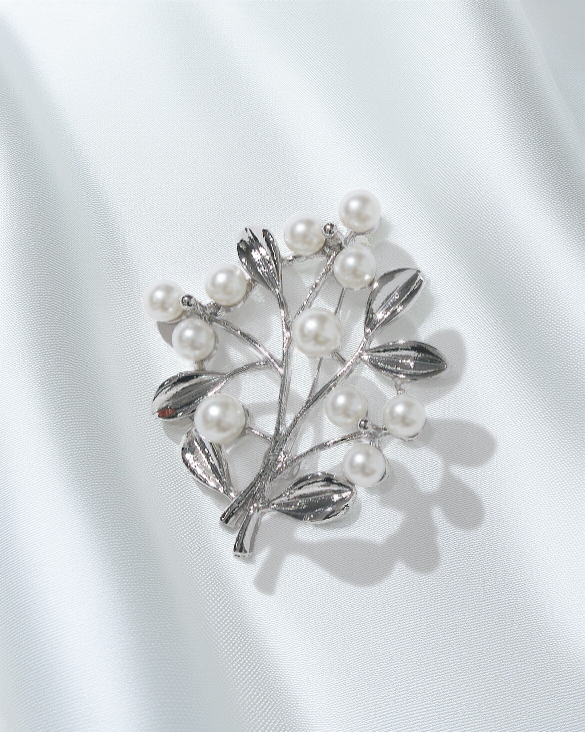 ブローチ パール レディース 上品 シンプル 結婚式 入学式 卒業式 セレモニー ジャケットアクセサリー シルバー