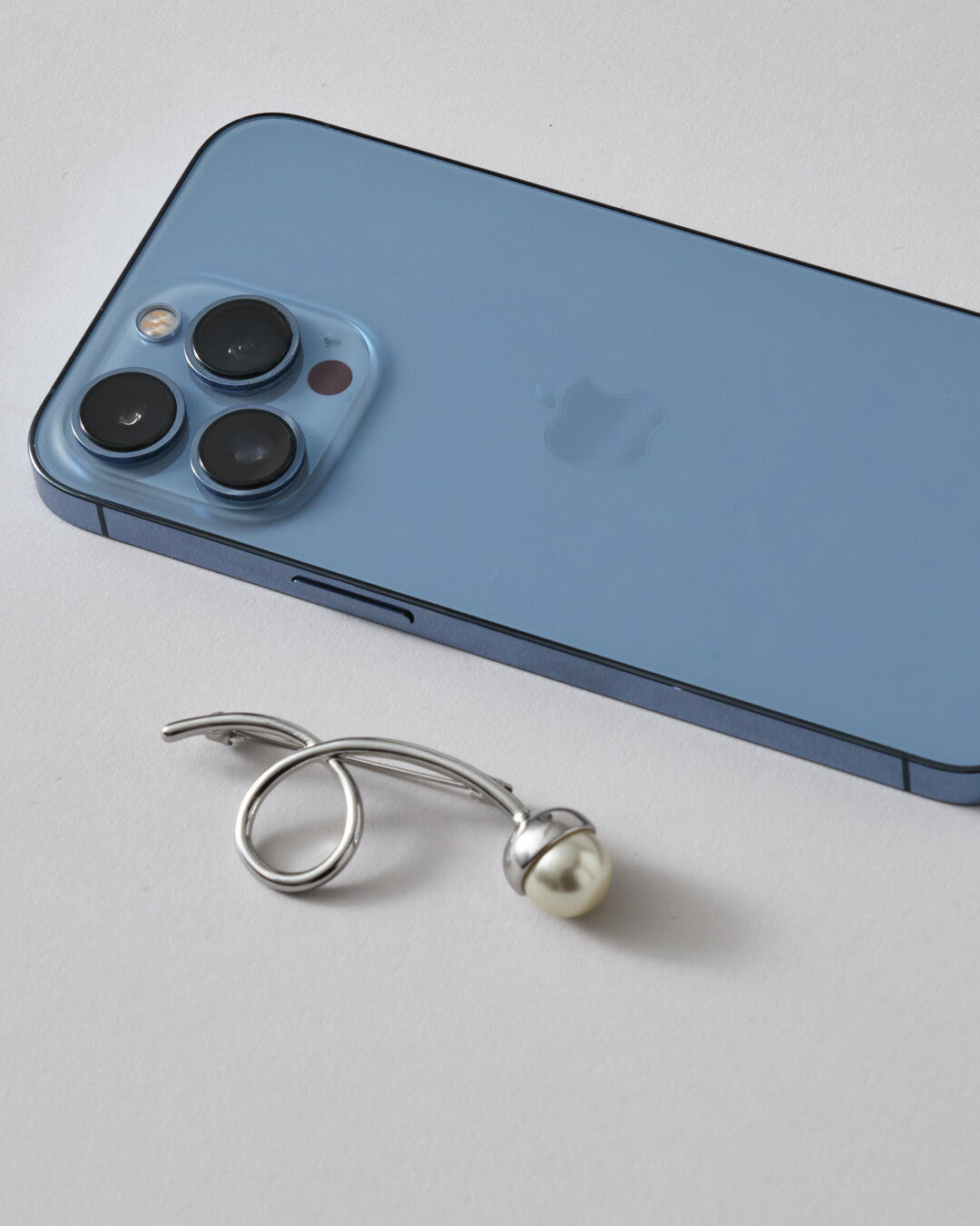 スマートフォンと比較しても大きすぎずしっかりとした高級感を放つサイズ