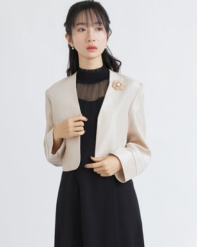 モデル着用:入園式や入学式を華やかに彩る上品な光沢感のゴールドノーカラージャケット パターン１
