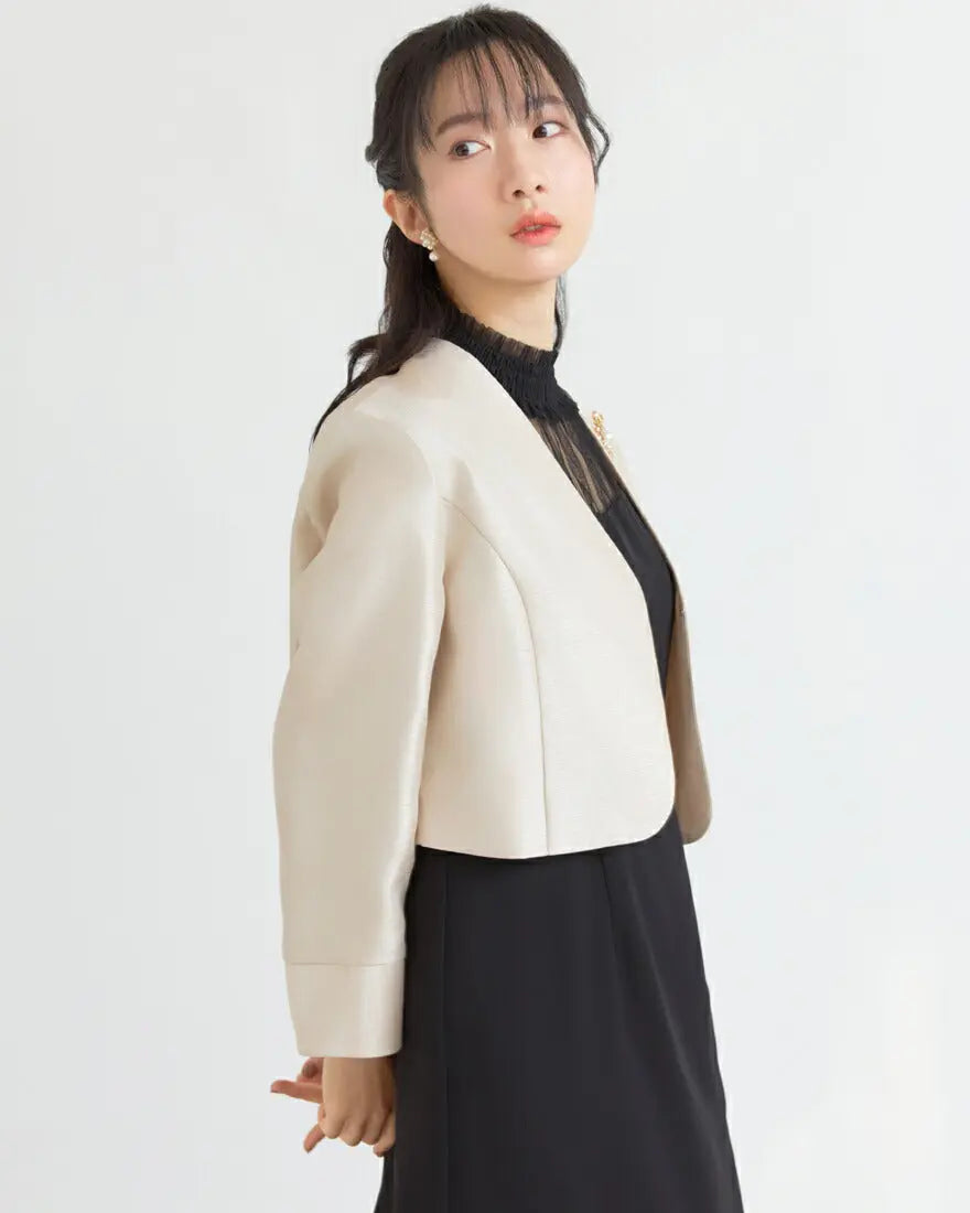 モデル着用:入園式や入学式を華やかに彩る上品な光沢感のゴールドノーカラージャケット パターン３
