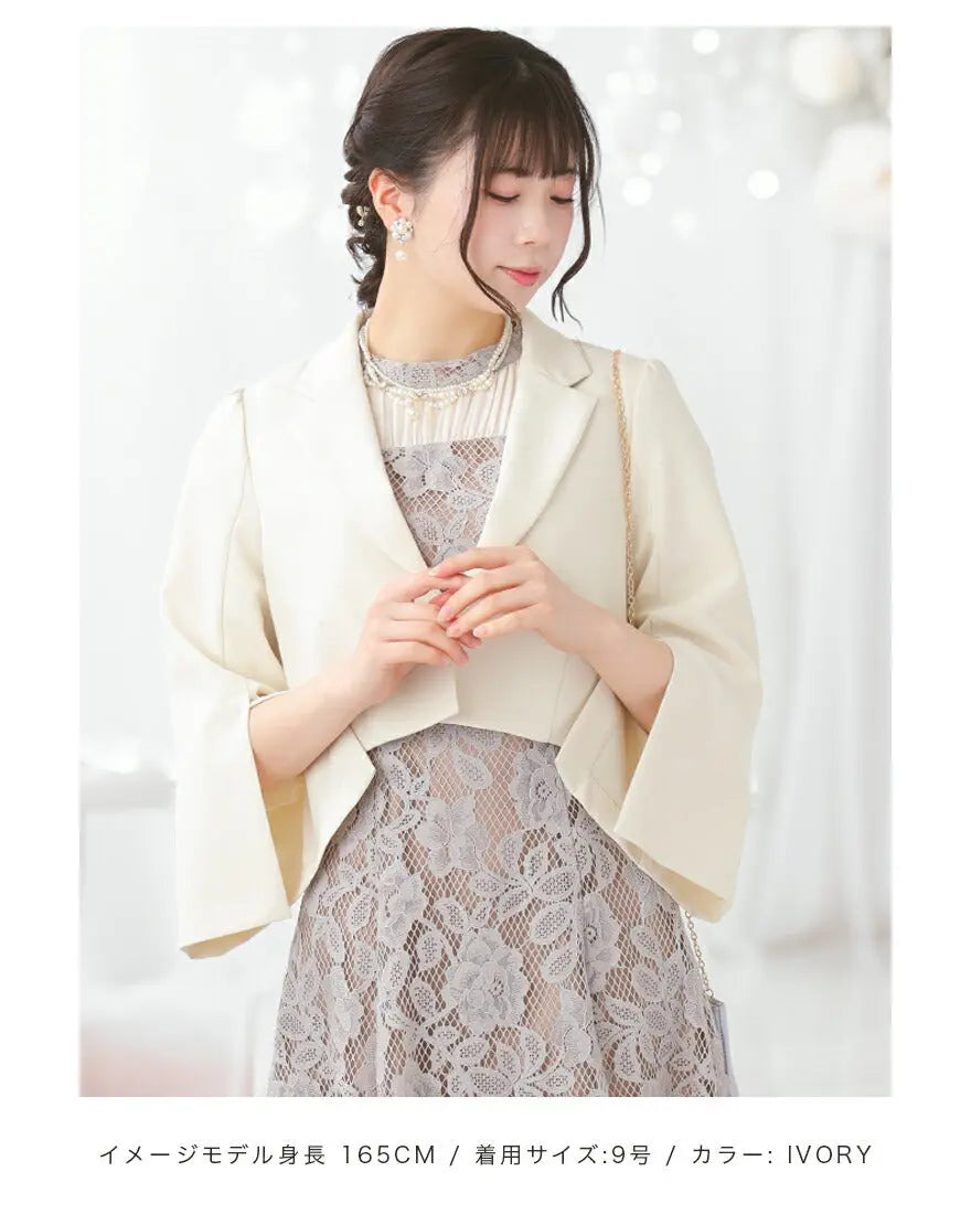 ショート丈でワンピースドレスと相性が良いアイボリーのセレモニージャケット