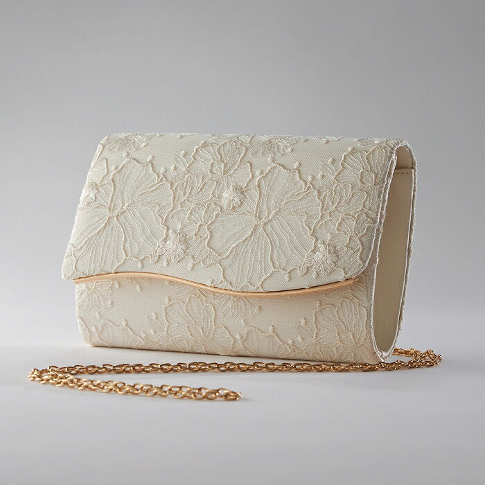 付属のチェーンでハンドバッグスタイルに。持ち手があることで安定感と品格をプラス ベージュ