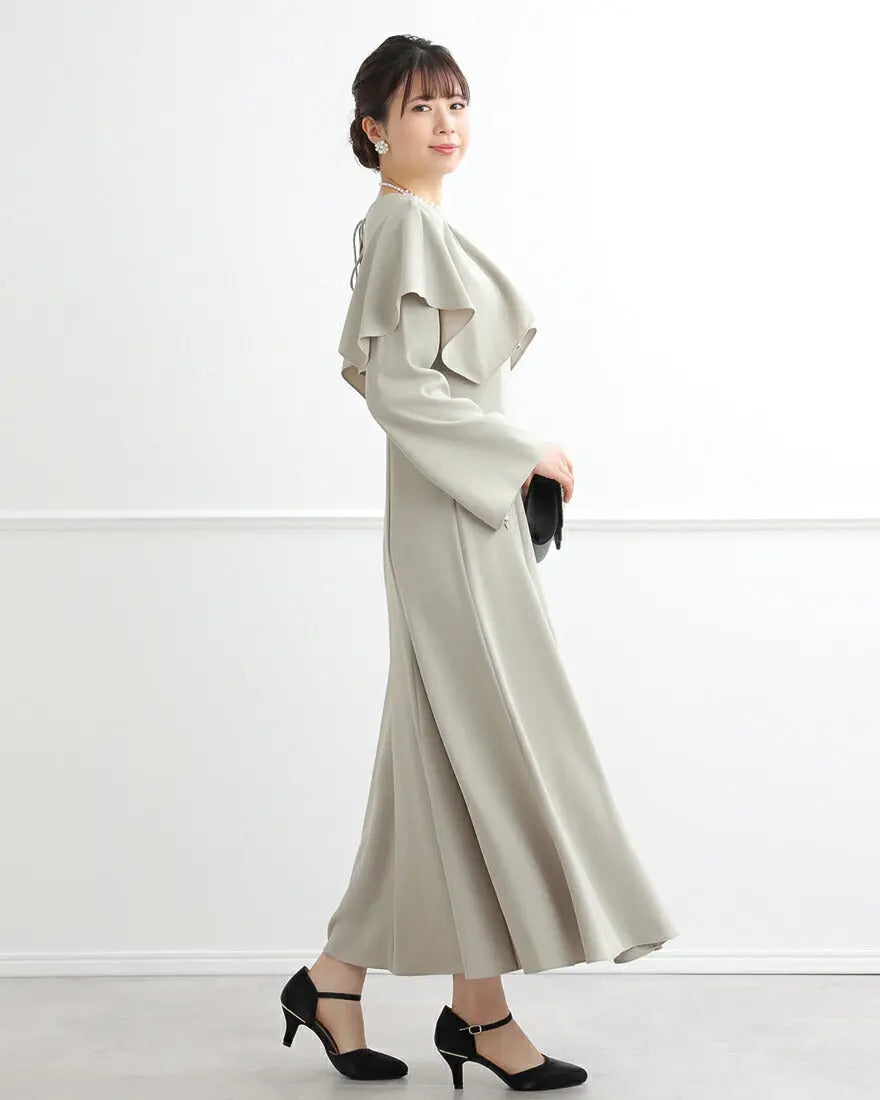 g	動くたびに優雅に揺れるフレアシルエットが美しいミントのケープドレス