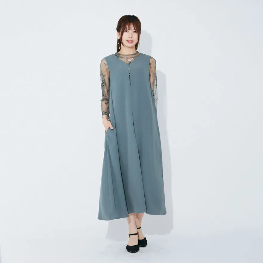 深いVネックがデコルテを美しく見せるグリーンの上品なAラインドレス