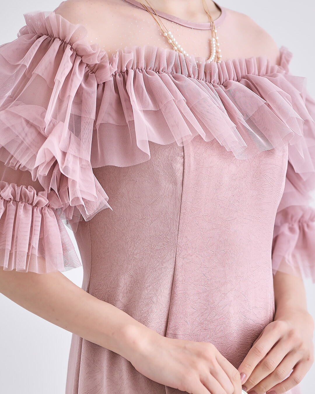 ドットチュール袖 パーティードレスの胸元アップ ピンク