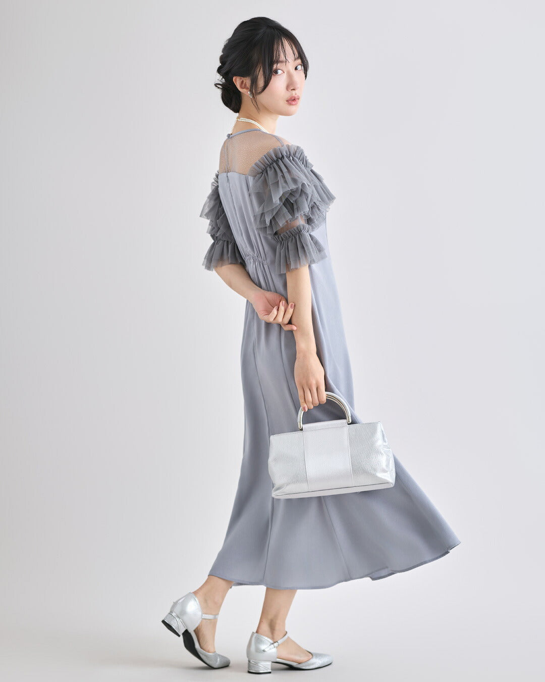 ドットチュール袖 パーティードレス 着用モデルポーズ ブルーグレー 揺れ感