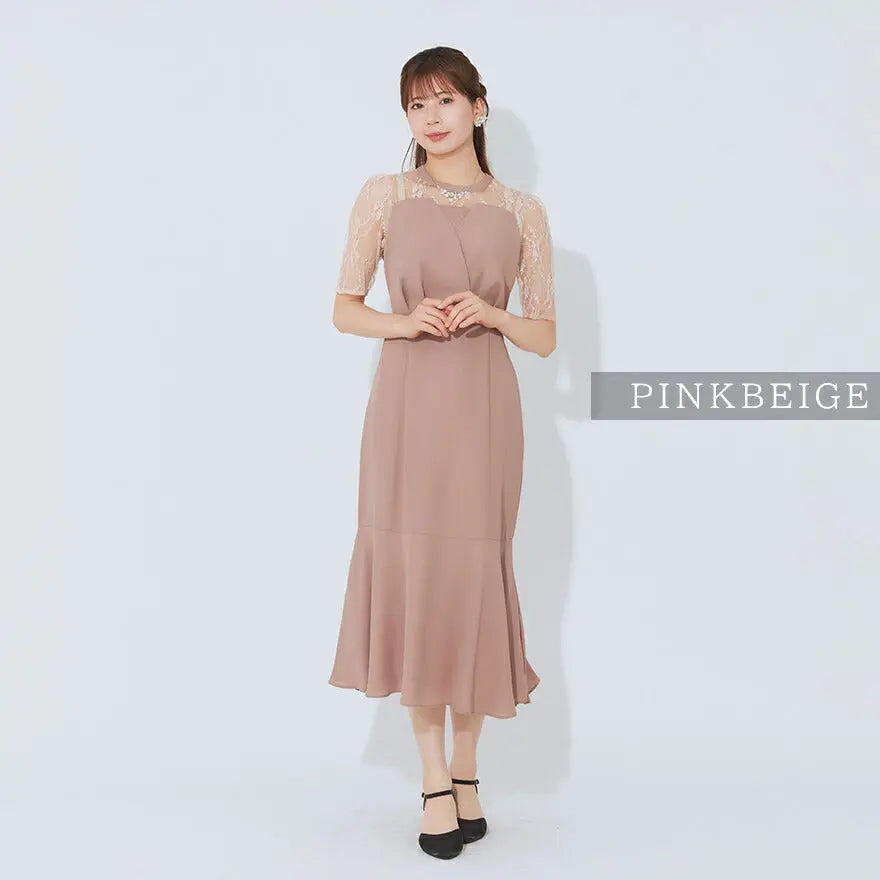 女性らしさと上品さを兼ね備えたピンクベージュのビスチェ風ドレス