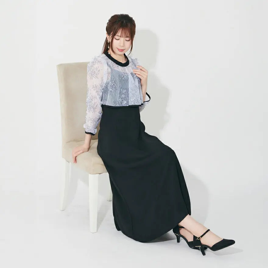 椅子に座った際もスッキリとしたフレアラインを保つブラックのドレス
