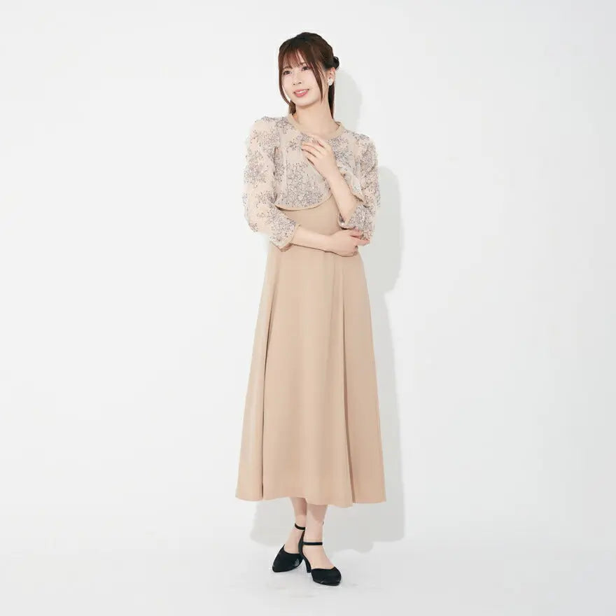 ベージュのシアーレースボレロとキャミソールドレス正面立ち姿