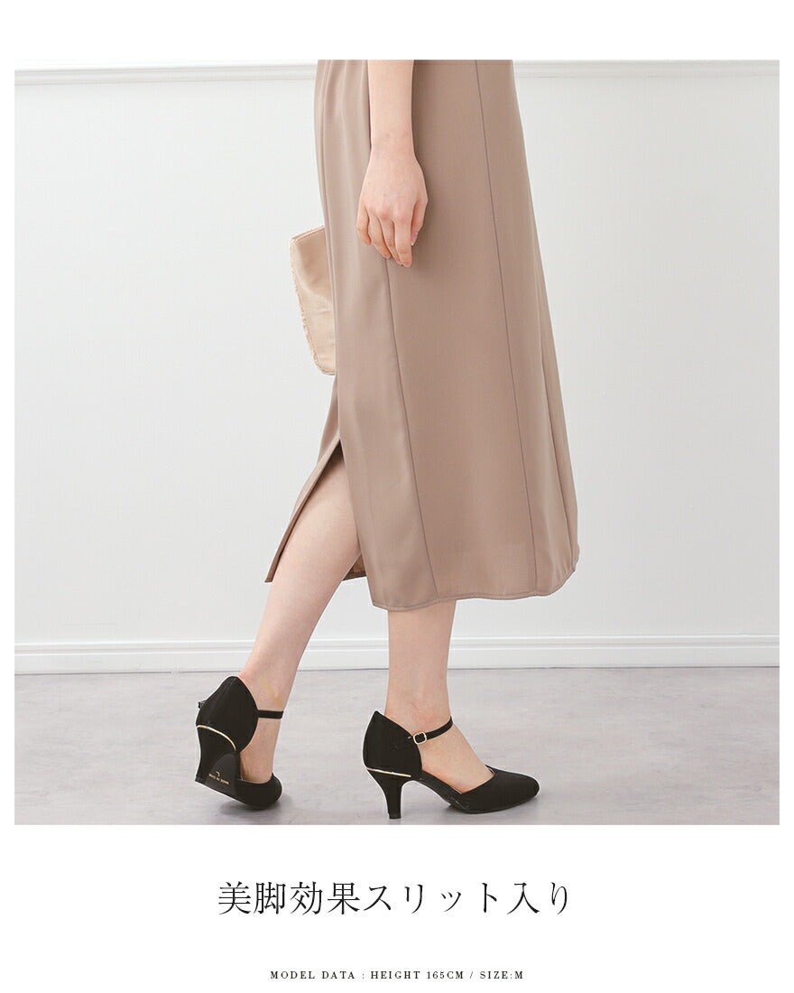 裾には美脚効果のスリット入り