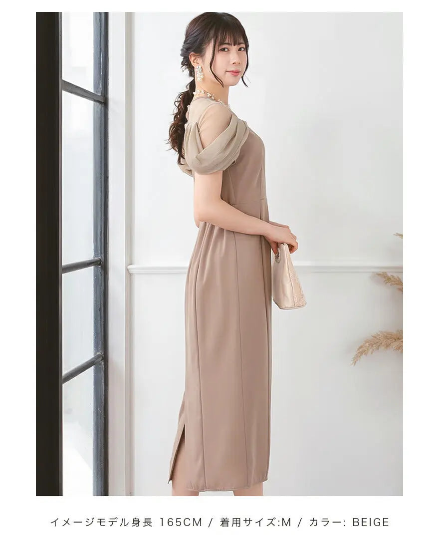 光沢のあるチュールが優しく馴染むベージュのドレープ袖ドレス