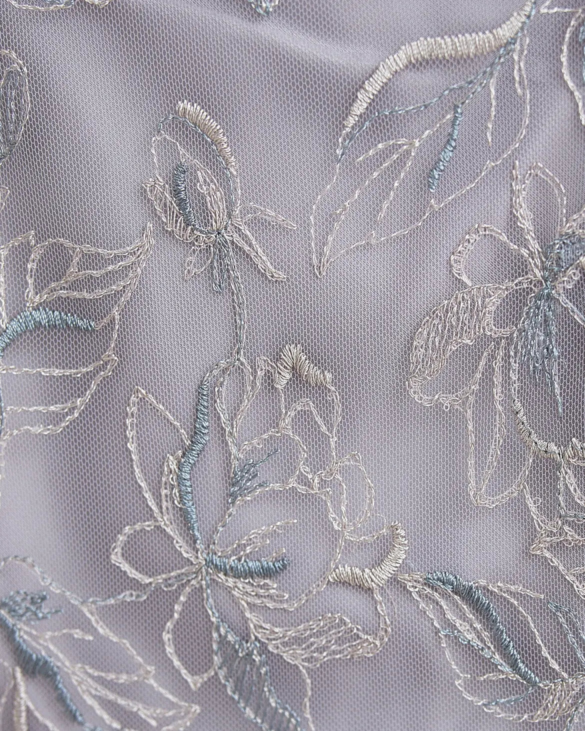 贅沢な刺繍レースを使用したレイヤードデザインとオリジナルカラーの素材詳細