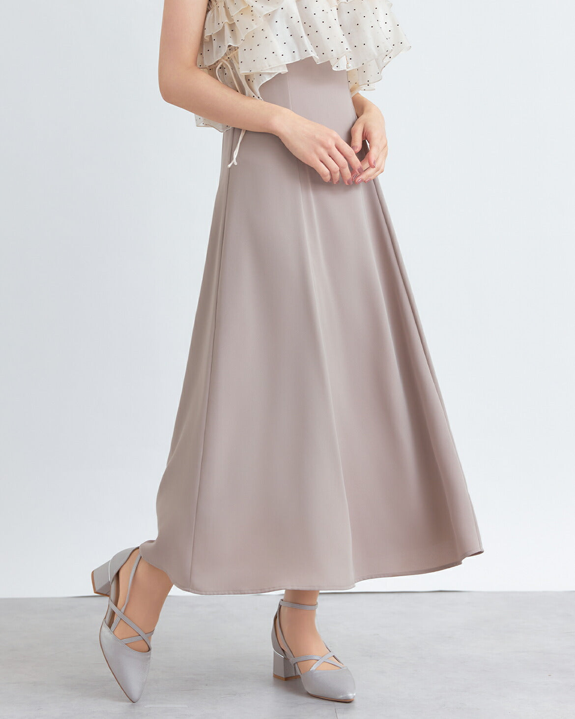 着丈M(123cm),L(126cm)のロングワンピースの軽やかに広がる裾 アイボリーxベージュ