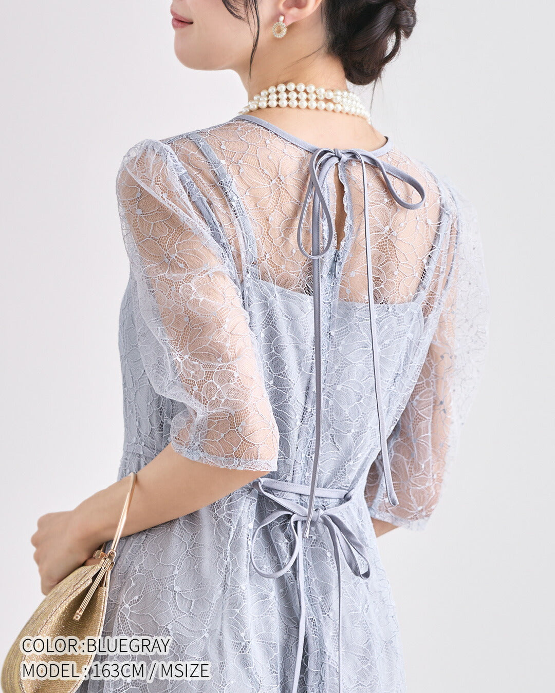 2ピースドレス ブルーグレーの背面写真。背中のリボンとサイズ調整ディテール